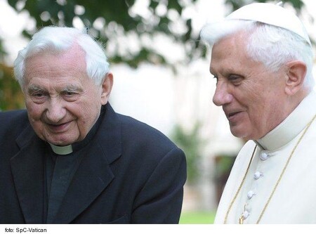 Benedikt XVI. je denne na čerstvom vzduchu, Vianoce prežíval už bez brata