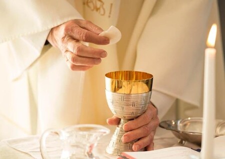Zavolaj dnes svojmu kňazovi, pošli mu SMS, pozývajú katolícke médiá