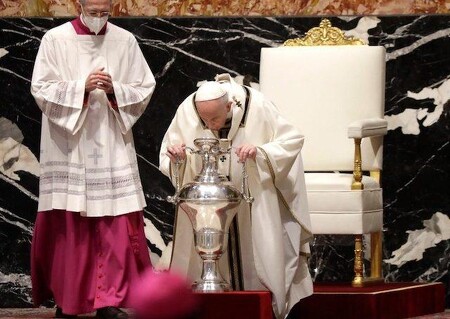Homília pápeža Františka pri Omši svätenia olejov: „Nepatríme k tým, čo cúvajú“