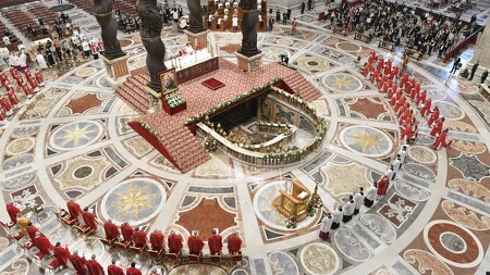 Pápež František slávil Turíce nad hrobom sv. Petra: Buďme tešiteľmi pre svet