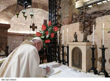 Pri hrobe sv. Františka v Assisi pápež podpísal encykliku Fratelli tutti